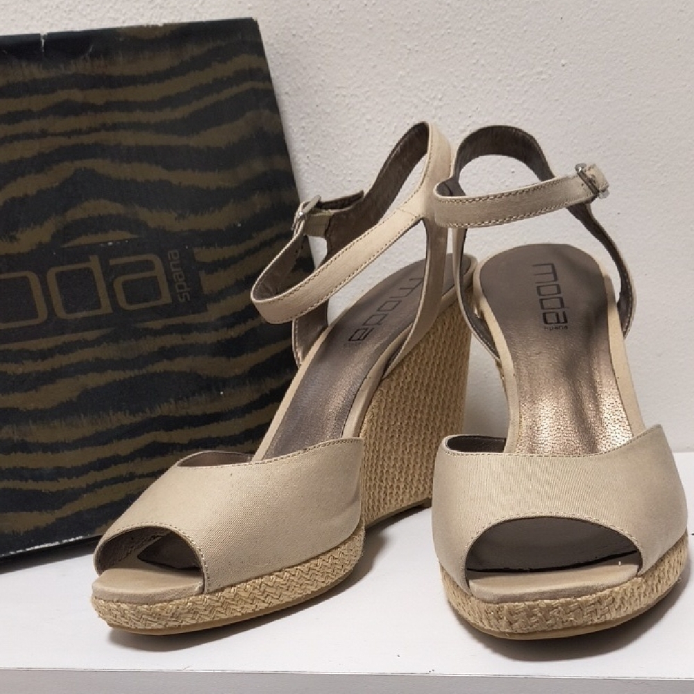 Moda Women's Beige Wedge Sandals